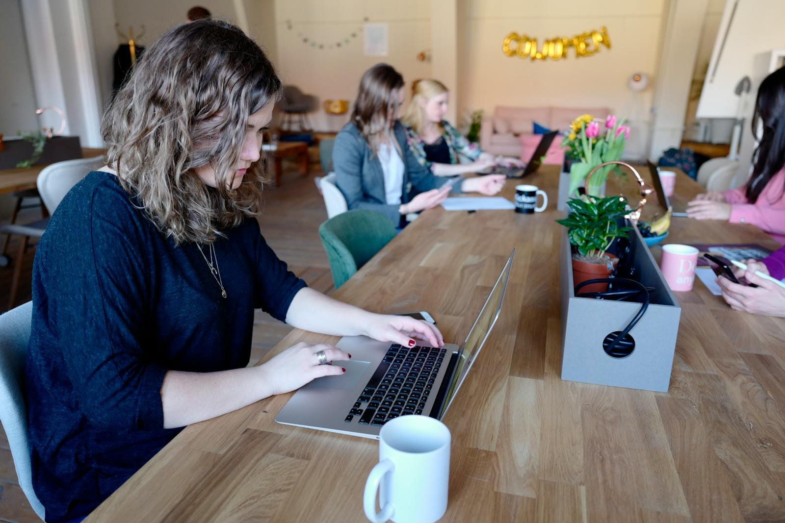 Professionista al lavoro al computer per la realizzazione di un sito web